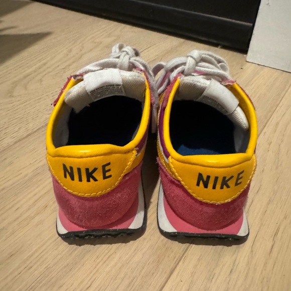 Nike sneakers for toddlers (size 9C) - Picture 3 of 4